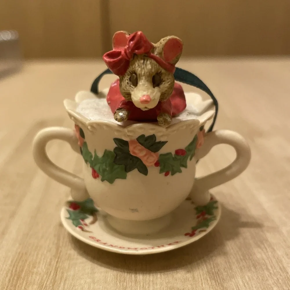 New 2002 Hallmark Grandmother Mouse In Teacup‎ Porcelain Ornament